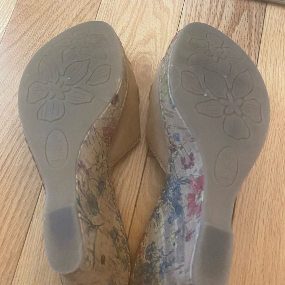 B.o.c. (Born) woman’s wedge slip on sandal. - Picture 4 of 4